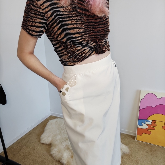 Vintage 80s Skirt (White + Abstract Pocket details) - Picture 3 of 15